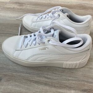 Puma woman’s Smash V2 Sneakers